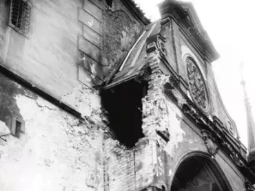 Zeď niky a stříška orloje zasažené dělostřeleckým granátem. Vlastivědné muzeum v Olomouci.